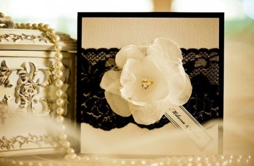 Thiệp cưới đẹp màu đen đính hoa vải màu trắng 