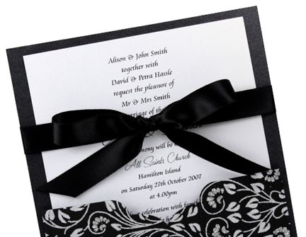 Thiệp cưới đẹp màu đen cột nơ 