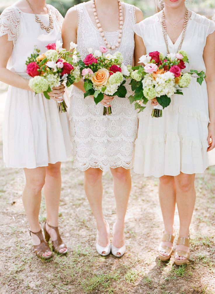 Váy phụ dâu trắng và hoa cầm tay nhiều màu