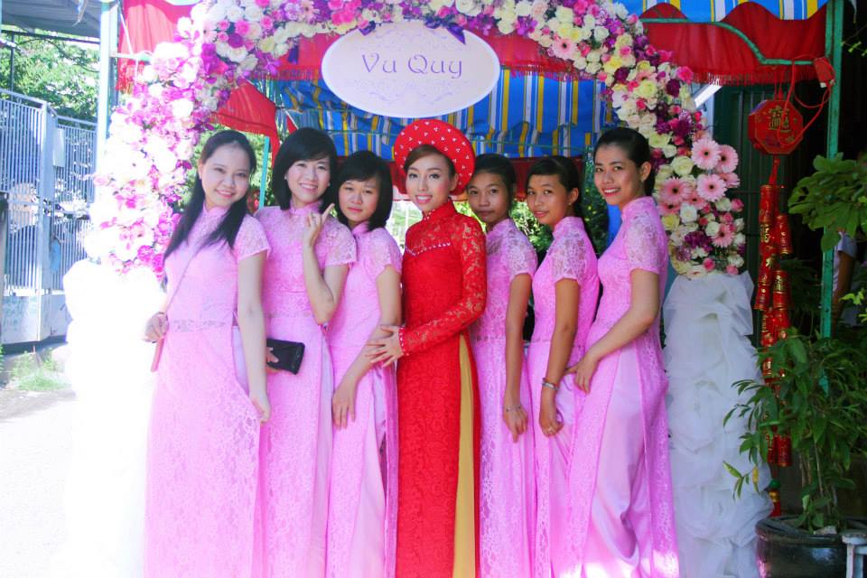 Áo dài phụ dâu màu hồng bằng ren thun