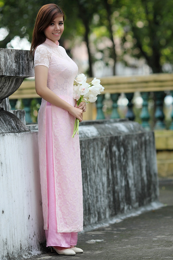 Áo dài phụ dâu màu hồng phấn