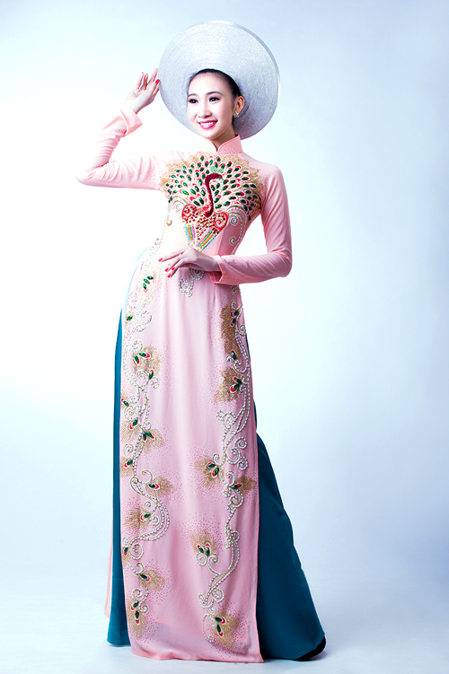 Áo dài cưới màu hồng phấn thêu hoa văn rực rỡ