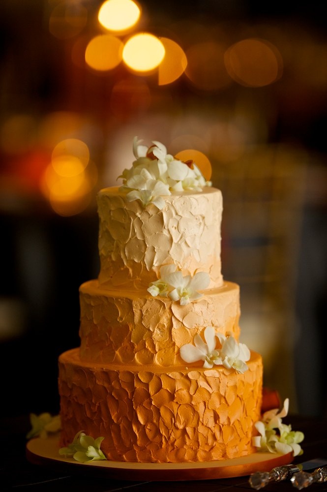 Bánh cưới màu cam ombre 3 tầng