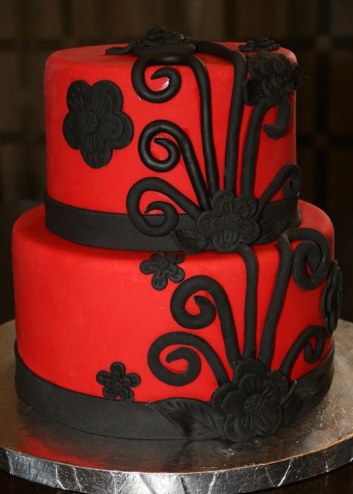 Bánh cưới màu đỏ họa tiết trang trí màu đen