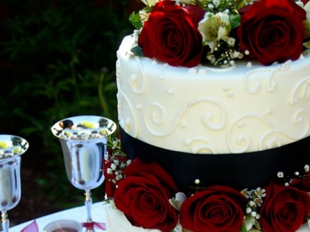 Bánh cưới 3 tầng trang trí hoa hồng đỏ