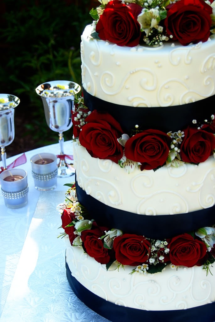 Bánh cưới 3 tầng trang trí hoa hồng đỏ
