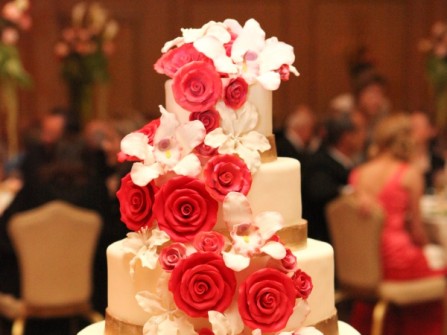 Bánh cưới nhiều tầng hoa màu đỏ và trắng