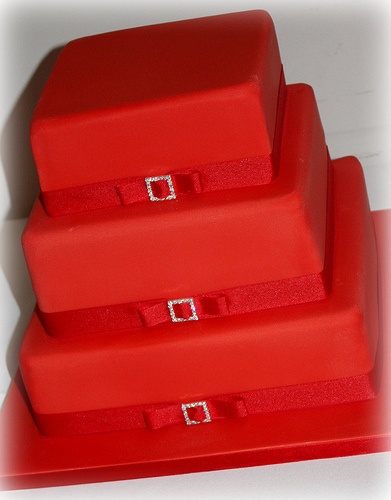 Bánh cưới vuông đỏ 3 tầng dây nơ đơn giản.