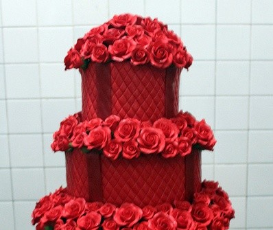Bánh cưới màu đỏ trang trí hoa đỏ đẹp mắt