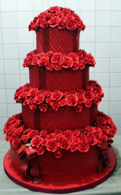 Bánh cưới màu đỏ trang trí hoa đỏ đẹp mắt