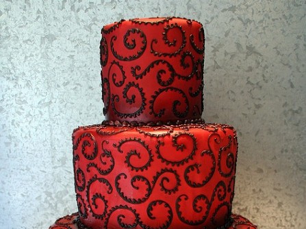 Bánh cưới màu đỏ 3 tầng trang trí hoa văn chocolate