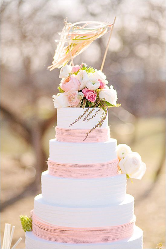 Bánh cưới trắng trang trí viền hồng đơn giản
