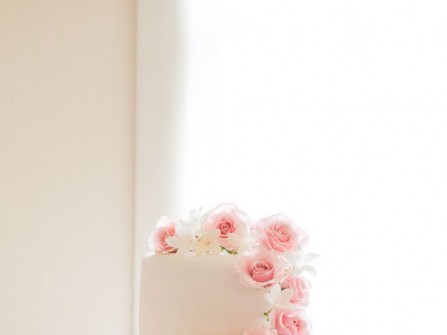 Bánh cưới 3 tầng màu hồng trang trí hoa tươi cùng màu
