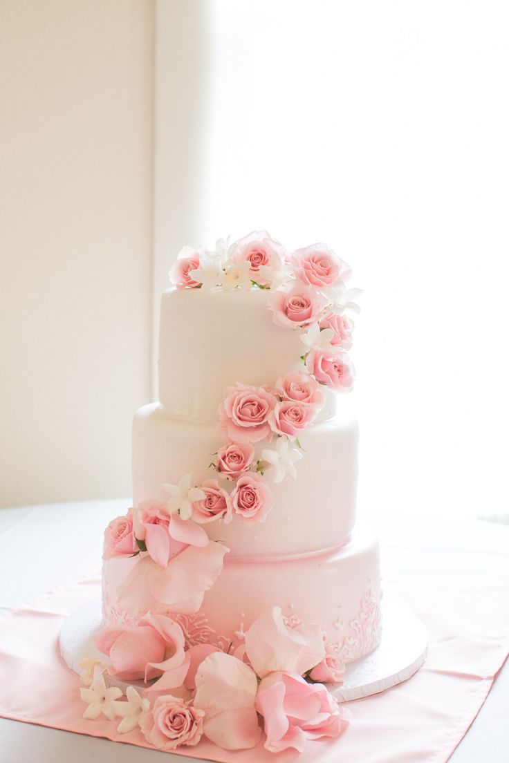 Bánh cưới 3 tầng màu hồng trang trí hoa tươi cùng màu