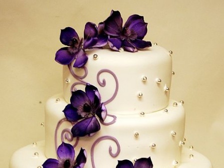 Bánh cưới trắng trang trí hoa tím