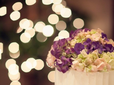 Bánh cưới trắng kết hợp hoa tươi màu tím