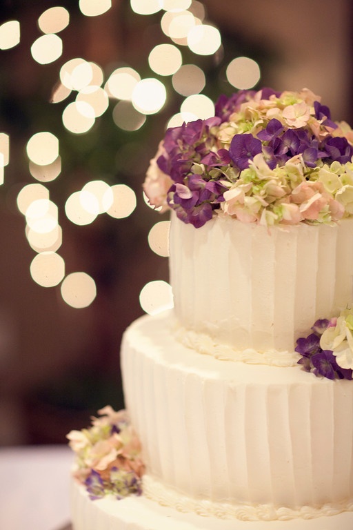 Bánh cưới trắng kết hợp hoa tươi màu tím