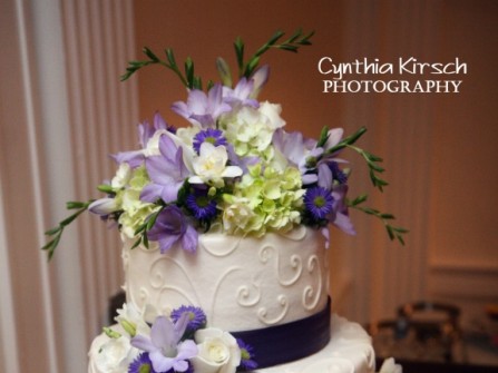 Bánh cưới trắng 3 tầng trang trí hoa màu tím
