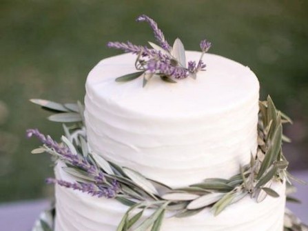 Bánh cưới trắng trang trí lá xanh bông tím