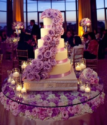 Bánh cưới 5 tầng với những bông hoa tím nổi bật