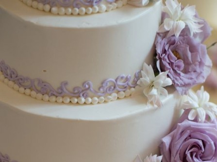 Bánh cưới trắng trang trí viền tím và hoa tím 