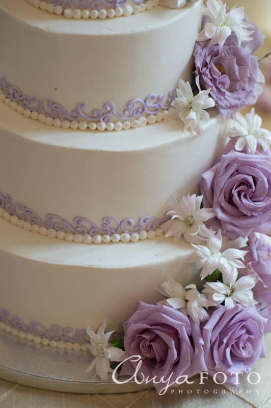 Bánh cưới trắng trang trí viền tím và hoa tím 