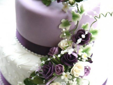 Bánh cưới màu tím độc đáo với hoa