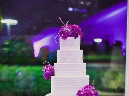 Bánh cưới màu tím nhạt 7 tầng với hoa tươi màu tím đậm