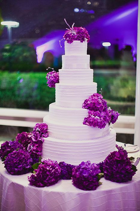 Bánh cưới màu tím nhạt 7 tầng với hoa tươi màu tím đậm