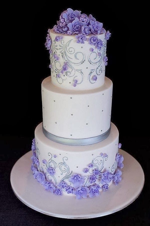 Bánh cưới trắng họa tiết cầu kỳ với hoa tím xanh