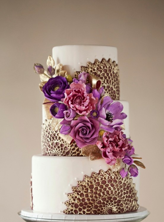 Bánh cưới trắng trang trí hình quạt và hoa tím