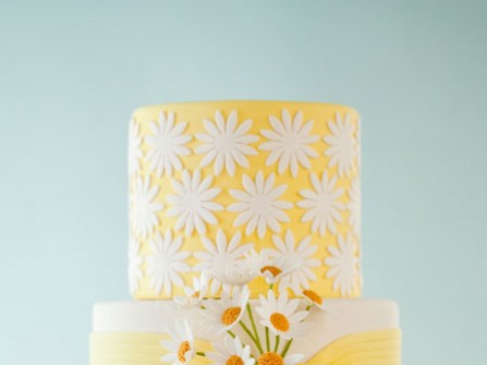 Bánh cưới màu vàng hoa cúc trắng