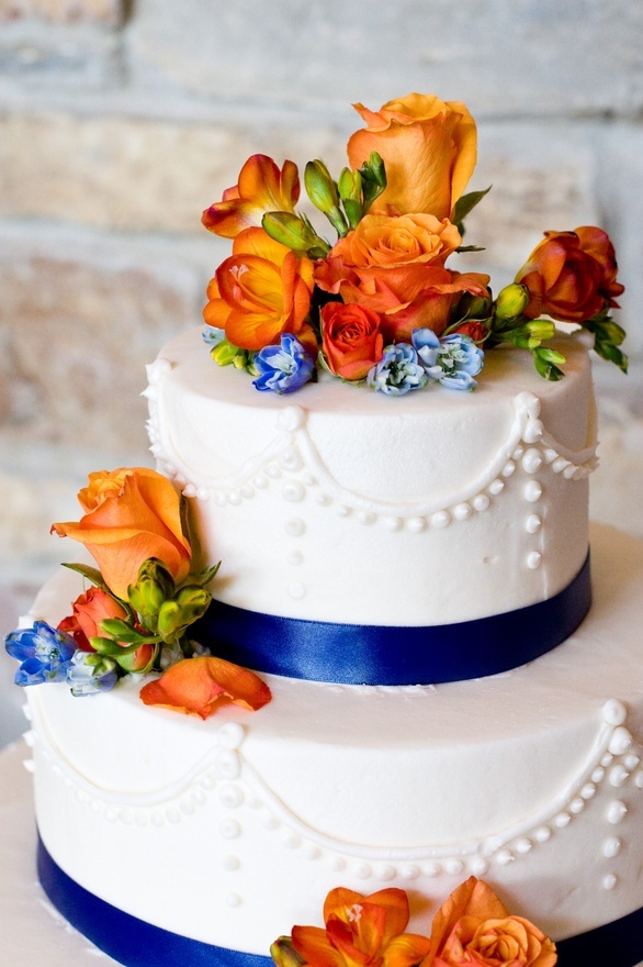 Bánh cưới trắng viền xanh dương