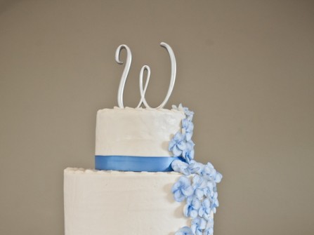 Bánh cưới trắng 4 tầng trang trí hoa xanh dương đẹp mắt