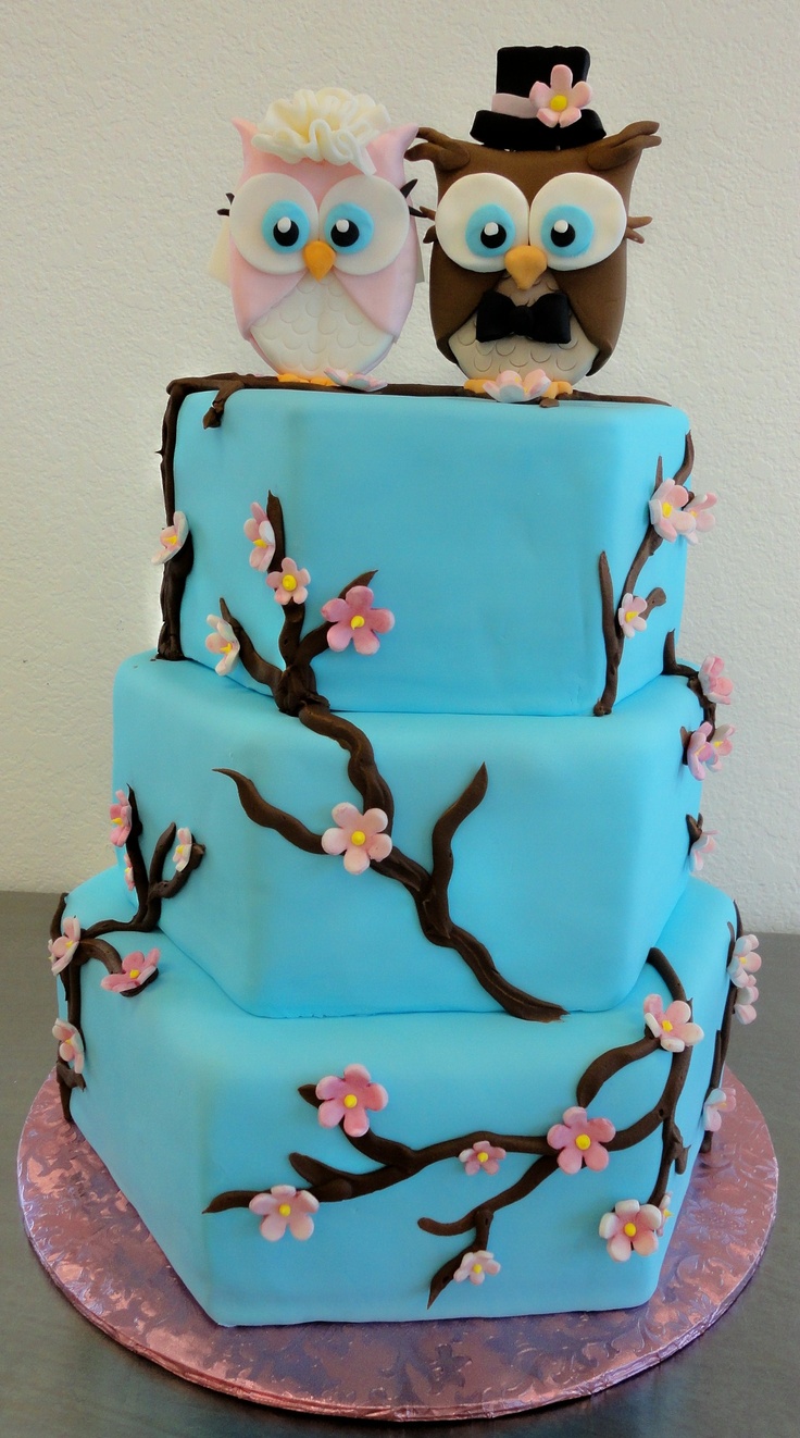 Bánh cưới màu xanh dương trang trí cú mèo đặc sắc