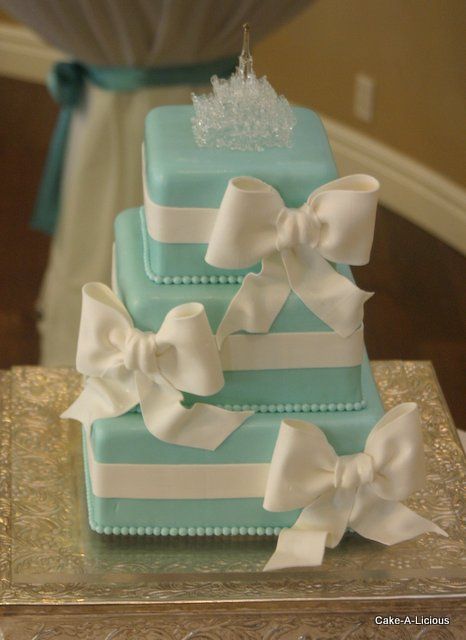 Bánh cưới màu xanh trang trí nơ trắng xinh đẹp
