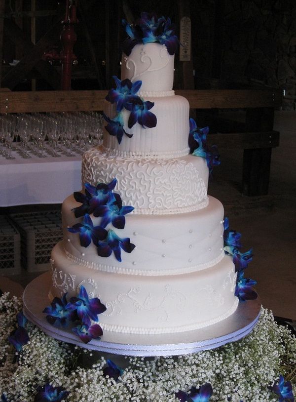 Bánh cưới trắng 4 tầng trang trí hoa xanh đậm