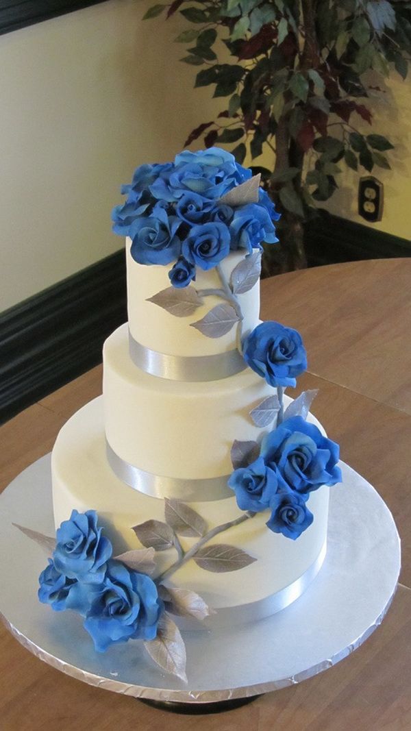 Bánh cưới trắng đơn giản 3 tầng với hoa hồng xanh