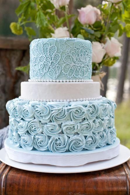 Bánh cưới với thiết kế hoa xanh xung quanh mặt bánh