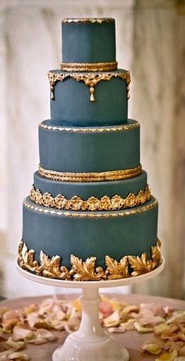 Bánh cưới xanh nhiều tầng với họa tiết màu vàng độc đáo