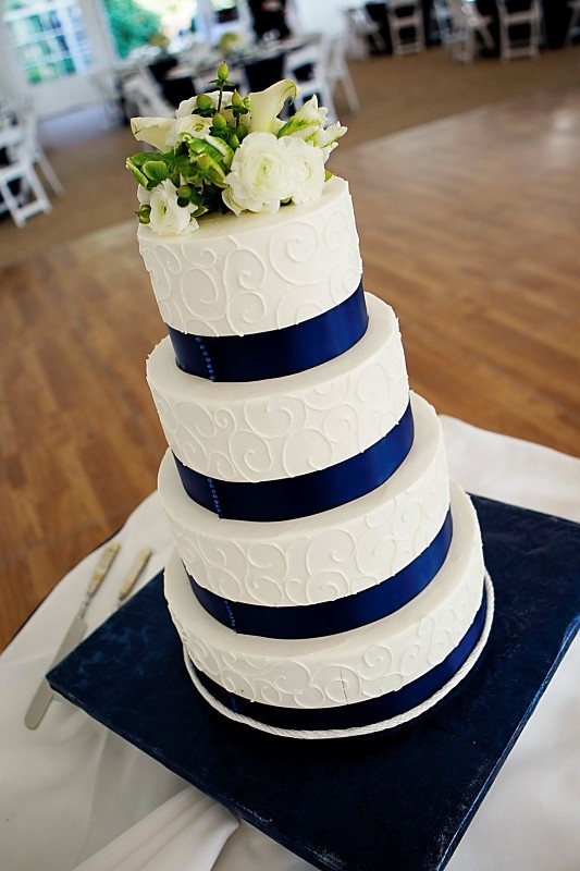 Bánh cưới trắng 4 tầng đơn giản với viền xanh dương