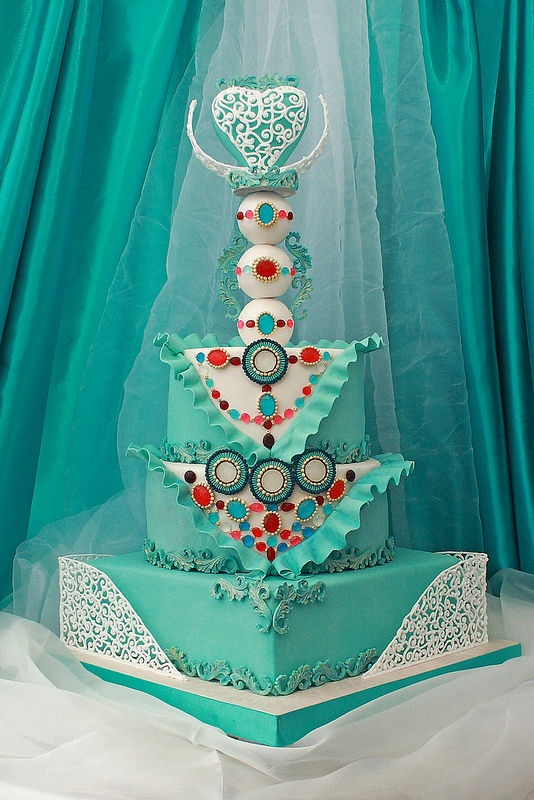 Bánh cưới màu xanh với những họa tiết cầu kỳ lạ mắt
