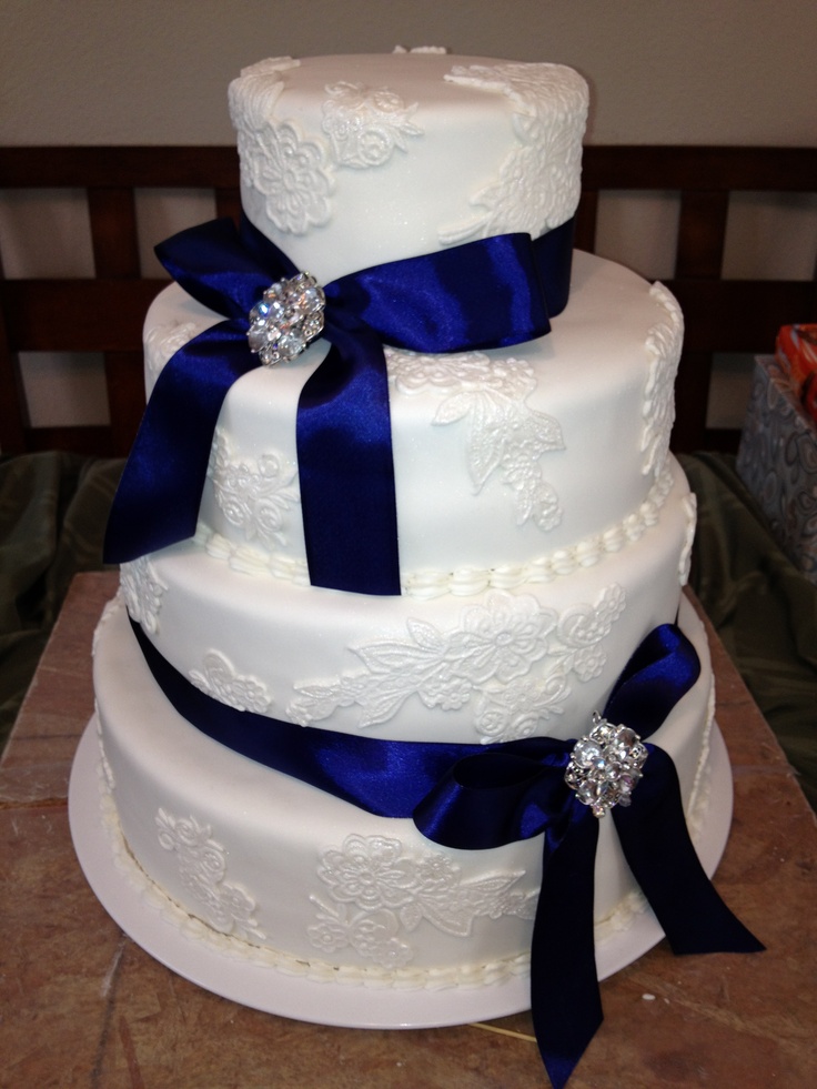 Bánh cưới trắng trang trí hoa văn nổi nơ xanh