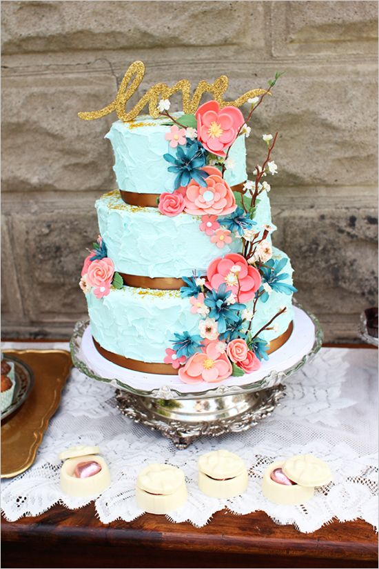 Bánh cưới xanh trang trí hoa màu sắc