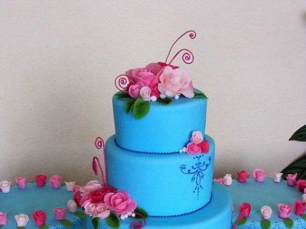 Bánh cưới nền xanh trang trí hoa sắc hồng đẹp mắt