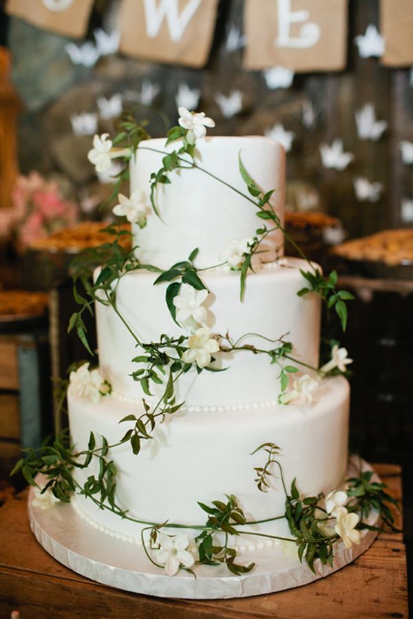 Bánh cưới trắng trang trí bằng cành lá màu xanh