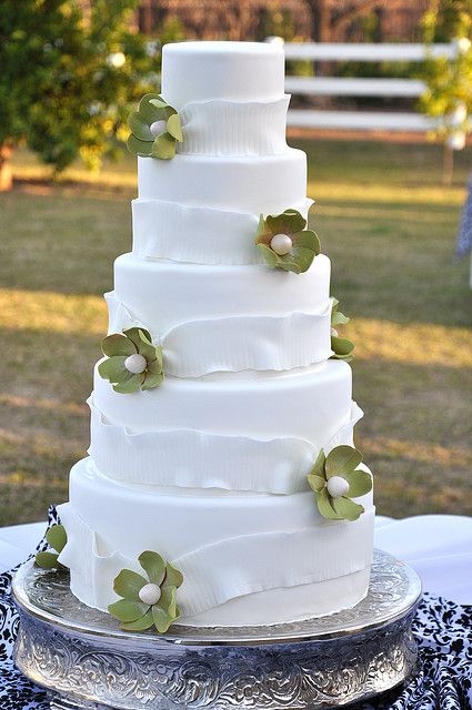 Bánh cưới 5 tầng màu trắng tinh tế với hoa màu xanh