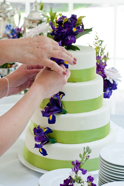 Bánh cưới viền xanh hoa tím đẹp mắt