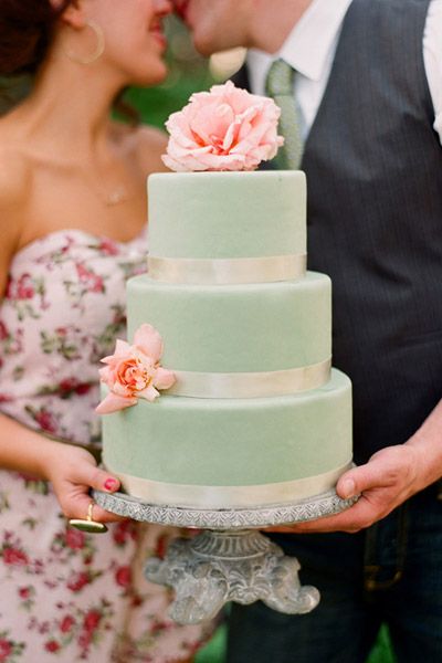Bánh cưới xanh đơn giản với viền hồng nhẹ nhàng