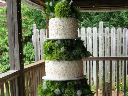 Bánh cưới trắng trang trí hoa lá xanh nổi bật